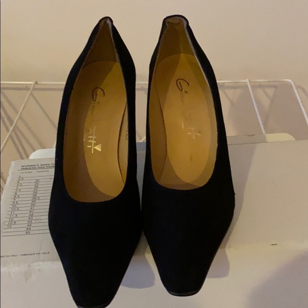 Design, Dressy, women’s shoe. Like new